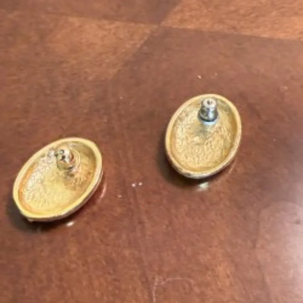 Soft Green-Colored Earrings - Picture 2 of 3